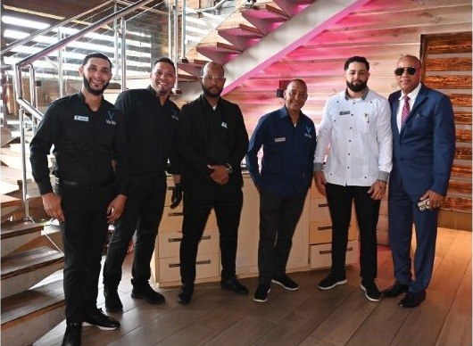 Staff de Altavista junto a Antonio Peralta
